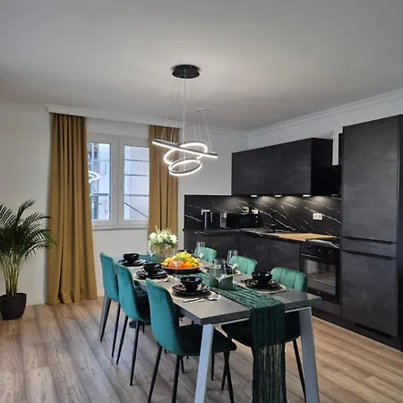 Luxsuite Still Und Komfort 1 Balkon Grill Tv-75 Zoll דינסלאקן