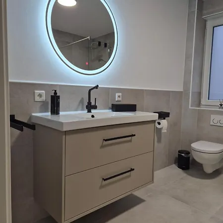 Luxsuite Still Und Komfort 1 Balkon Grill Tv-75 Zoll דירה